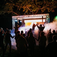 M Beach, Мениль-Сен-Пер