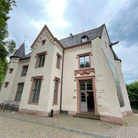 Schlossbuhne am Bannturm, Хойзенштамм