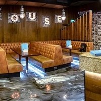 Roxys Bar & Club, Дуглас