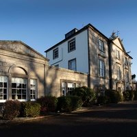 Frets the Hotel, Стратхейвен