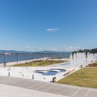 Quai Paquet, Леви