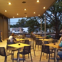 Backyard On Bell, Дентон, Техас