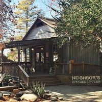 Neighbor's Kitchen & Yard, Бастроп, Техас